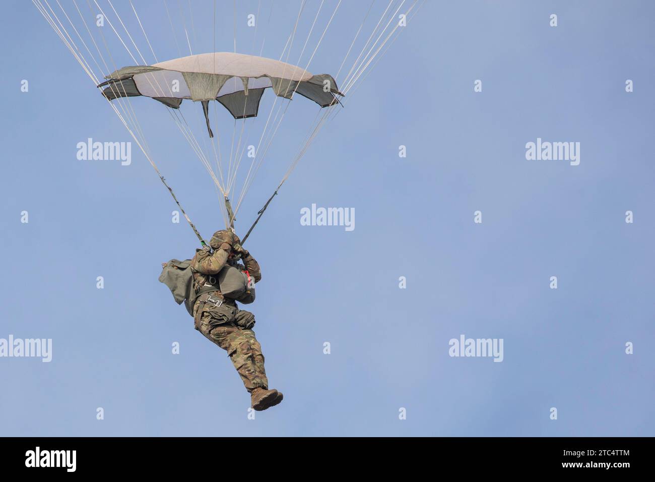 Le commandement des affaires civiles et des opérations psychologiques de l'armée des États-Unis (Airborne), en collaboration avec les organisations aéroportées locales de fort Liberty et des nations partenaires, organise le Randy Older Memorial Operation Toy Drop 2,0, un événement d'entraînement aéroporté combiné à fort Liberty, NC à partir du 4-15 décembre 2023 pour augmenter la compétence aéroportée conjointe et les relations communautaires. (Photo de l'armée américaine par SSG Torrance Saunders) Banque D'Images