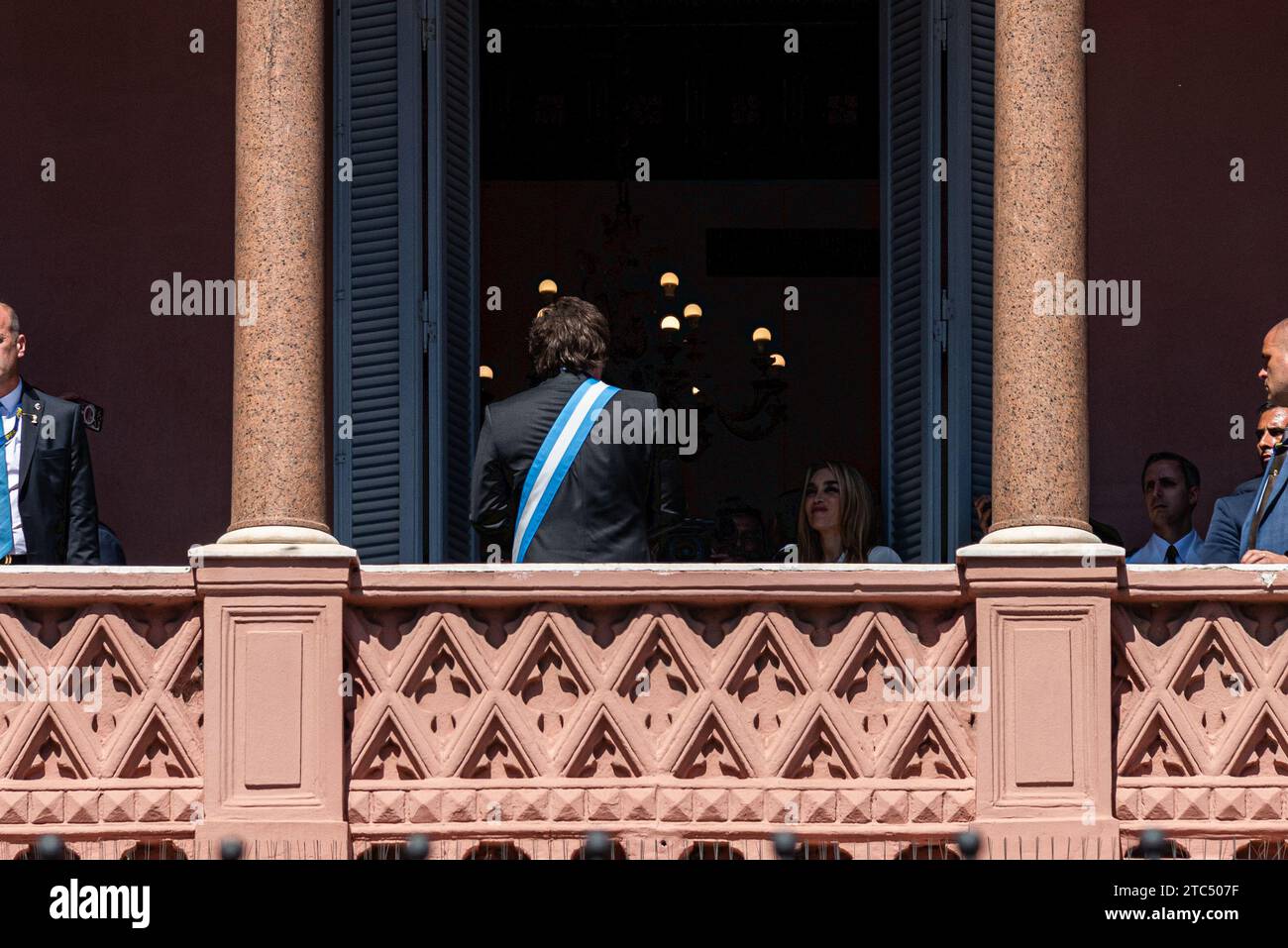 Buenos Aires, Argentine. 12 février 2014. Déc 10, 2023 - Buenos Aires, Argentine - Javier Milei se rend à la Casa Rosada, Argentine«maison du gouvernement pendant que Fatima Flores voit. Javier Milei a prêté serment devant l'Assemblée législative au Congrès national et en a assumé la présidence. Après avoir prêté serment, il a parlé sur les marches du Parlement, puis s'est rendu à Casa Rosada dans une voiture ouverte. Après avoir reçu les délégations étrangères, il est sorti sur le balcon historique de la Maison du Gouvernement où il s'est adressé à ses partisans. (Image de crédit : © Maximiliano Ramos/ZUMA Press Wire) ÉDITORIAL Banque D'Images