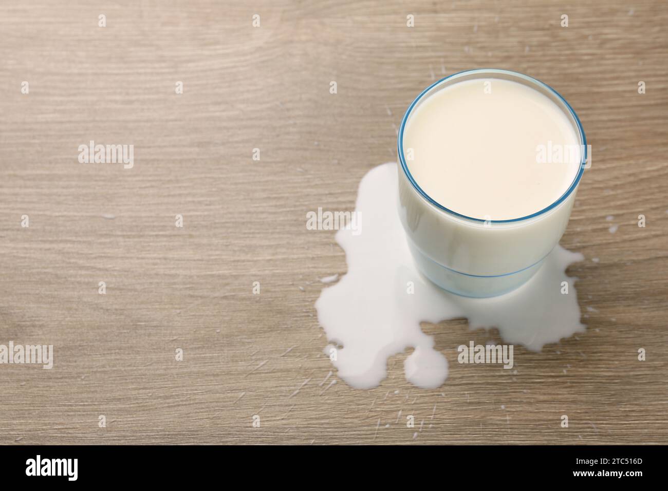 Lait renversé et verre de boisson sur la table en bois. Espace pour le texte Banque D'Images Lait renversé et verre de boisson sur la table en bois. Espace pour le texte Banque D'Images