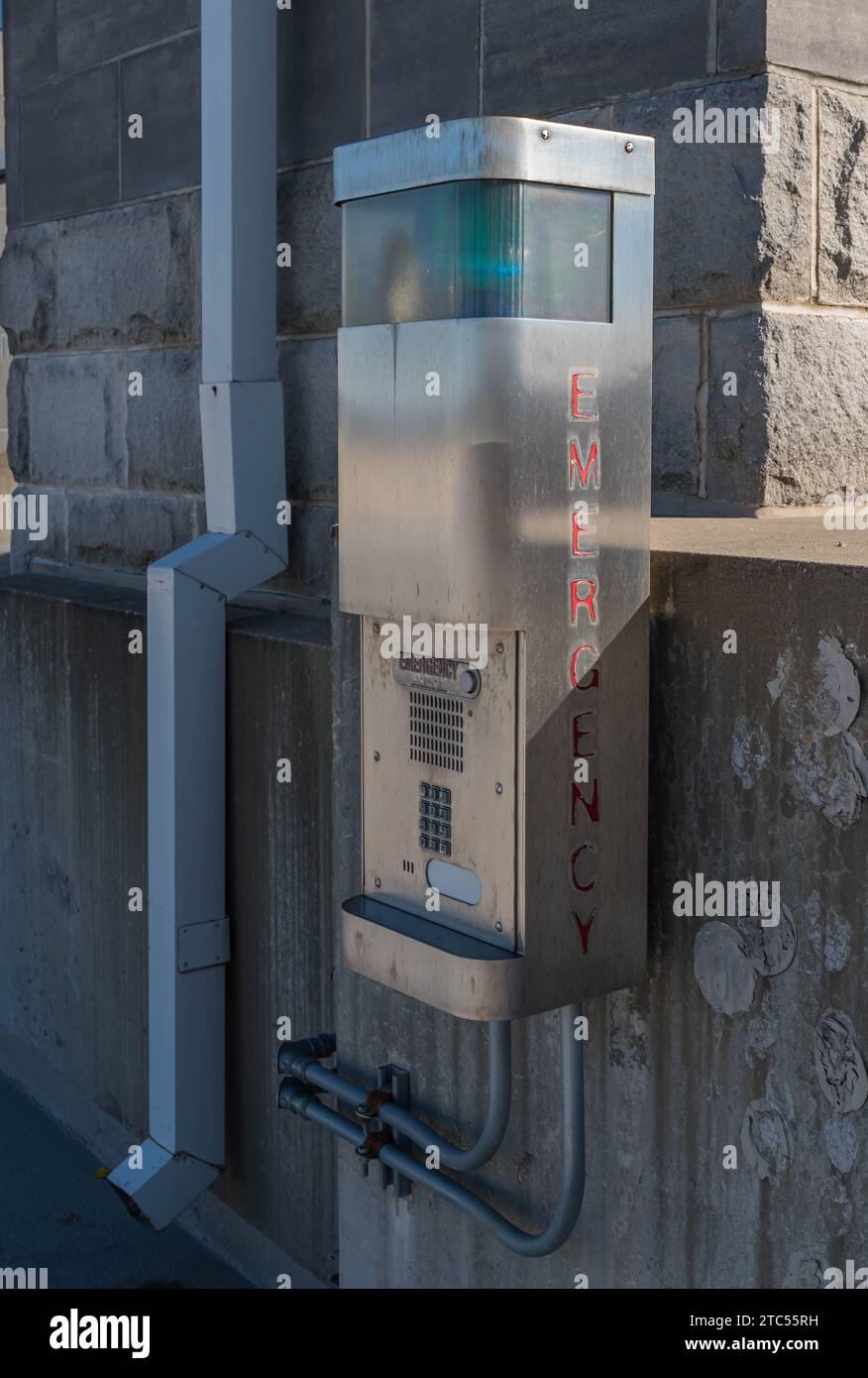 Une boîte d'appel d'urgence à l'extérieur dans un stationnement à Bakery Square à Pittsburgh, Pennsylvanie, États-Unis par un jour ensoleillé d'automne Banque D'Images