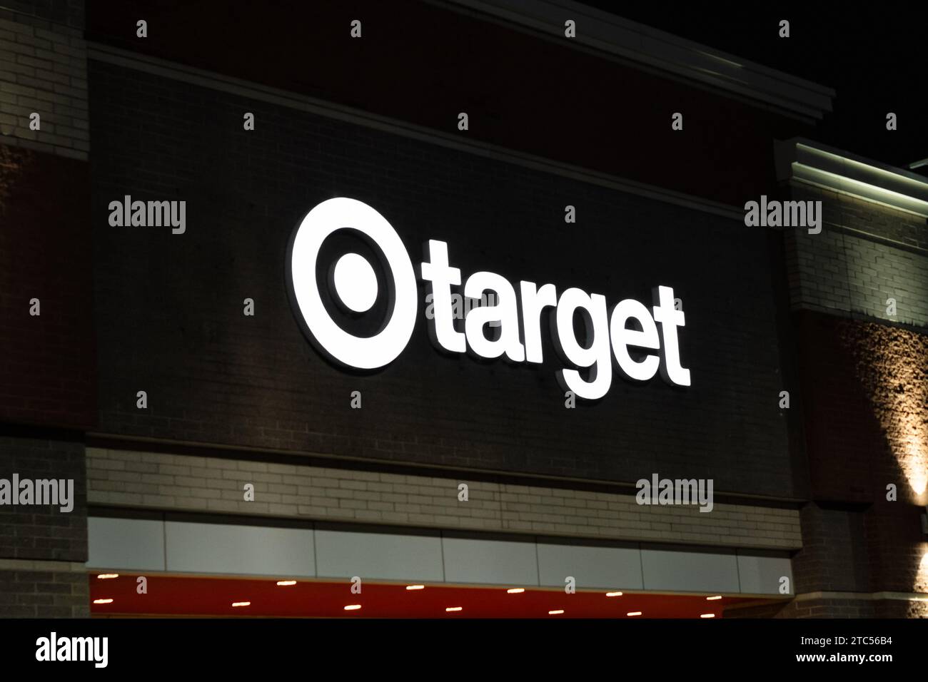 STILLWATER, Minnesota, États-Unis - le 7 DÉCEMBRE 2023 : affiche lumineuse extérieure du magasin Target la nuit et logo de la marque de commerce. Banque D'Images