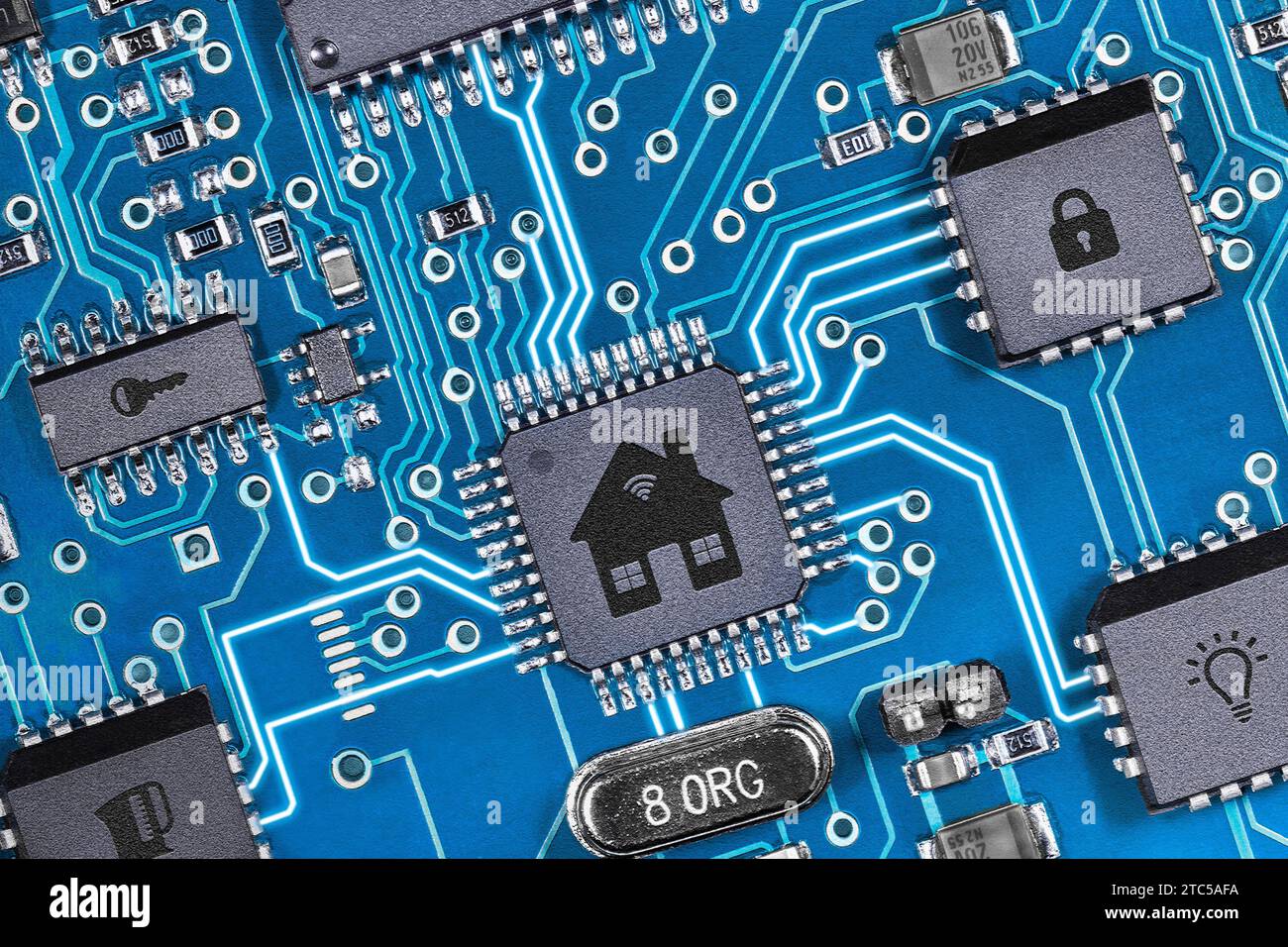 Carte de circuit imprimé avec des éléments domestiques intelligents. Concept de maison intelligente et Internet des objets. Banque D'Images