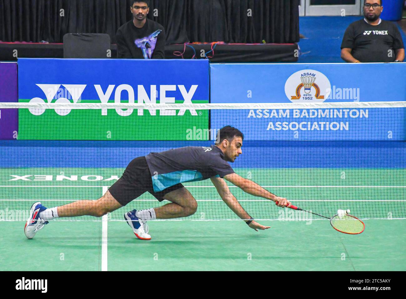 Guwahati, Inde. 06 décembre 2023. Varun Kapur, de l'Inde, joue contre Justin Hoh, de Malaisie, dans le match du second tour en simple masculin pendant la deuxième journée du tournoi de badminton en simple Super 100 masculin Yonex-Sunrise Guwahati Masters. Le Guwahati Masters 2023 est un tournoi BWF Super 100 qui se déroule du 5 au 10 décembre 2023. Il est doté d ' un prix total de 100 000 dollars. Justin Hoh a gagné 2-1 (photo de Biplov Bhuyan/SOPA Images/Sipa USA) crédit : SIPA USA/Alamy Live News Banque D'Images