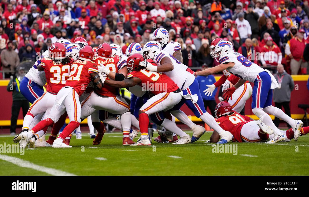 Kansas City, États-Unis. 10 décembre 2023. La ligne offensive des Bills de Buffalo pousse 5 yards pour un score au 3e quart-temps à Arrowhead Stadium à Kansas City, Missouri, le dimanche 10 décembre 2023. Photo de Jon Robichaud/UPI crédit : UPI/Alamy Live News Banque D'Images
