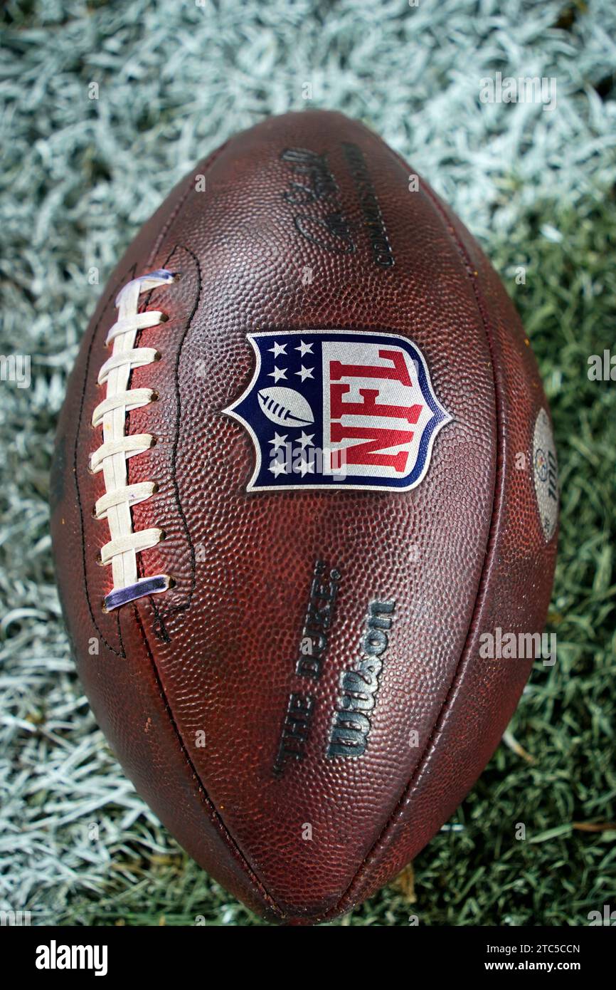 A Wilson NFL football lies on the turf during warm ups at Acrisure Stadium before before an NFL football game between the Pittsburgh Steelers and the New England Patriots in Pittsburgh, Thursday, Dec. 7, 2023. (AP Photo/Gene J. Puskar) Banque D'Images
