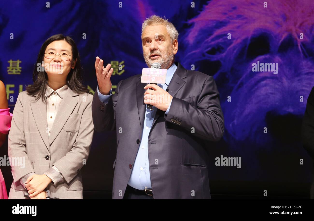 Shanghai, Chine. 11 décembre 2023. Luc Besson assiste à la première du film Dogman à Shanghai, en Chine, le 10 décembre 2023. (Photo Costfoto/NurPhoto) crédit : NurPhoto SRL/Alamy Live News Banque D'Images