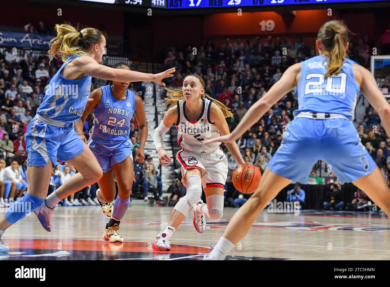 Uncasville, CT, États-Unis. 10 décembre 2023. Paige Bueckers (5), garde des Huskies de l'UCONN, manipule le ballon lors d'un match de basketball féminin de la NCAA dans le Hall of Fame du basket-ball Invesco QQQ entre les Huskies de l'UConn et les talons de goudron de Caroline du Nord au Mohegan Sun Arena à Uncasville, CT. Erica Denhoff/CSM/Alamy Live News Banque D'Images