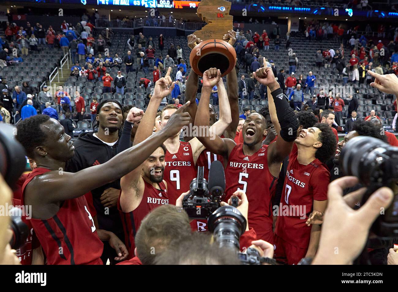 Les Rutgers Scarlet Knights célèbrent avec le trophée Garden State Hardwood Classic après avoir vaincu les Pirates de Seton Hall au Prudential Center de Newark, New Jersey, le samedi 9 décembre 2023. Duncan Williams/CSM Banque D'Images