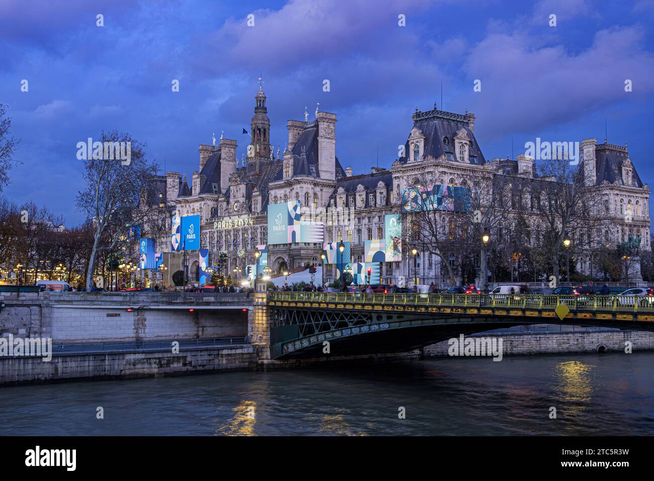 FRANCE. PARIS (75) (4E ARRONDISSEMENT) LA FAÇADE DE L'HÔTEL DE VILLE AUX COULEURS DES JEUX OLYMPIQUES DE 2024 Banque D'Images