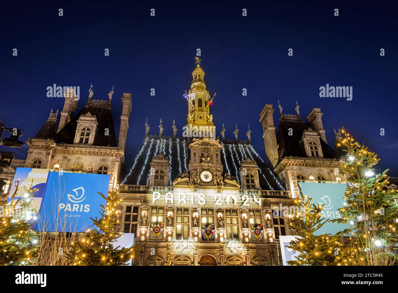 FRANCE. PARIS (75) (4E ARRONDISSEMENT) LA FAÇADE DE L'HÔTEL DE VILLE AUX COULEURS DES JEUX OLYMPIQUES DE 2024 Banque D'Images