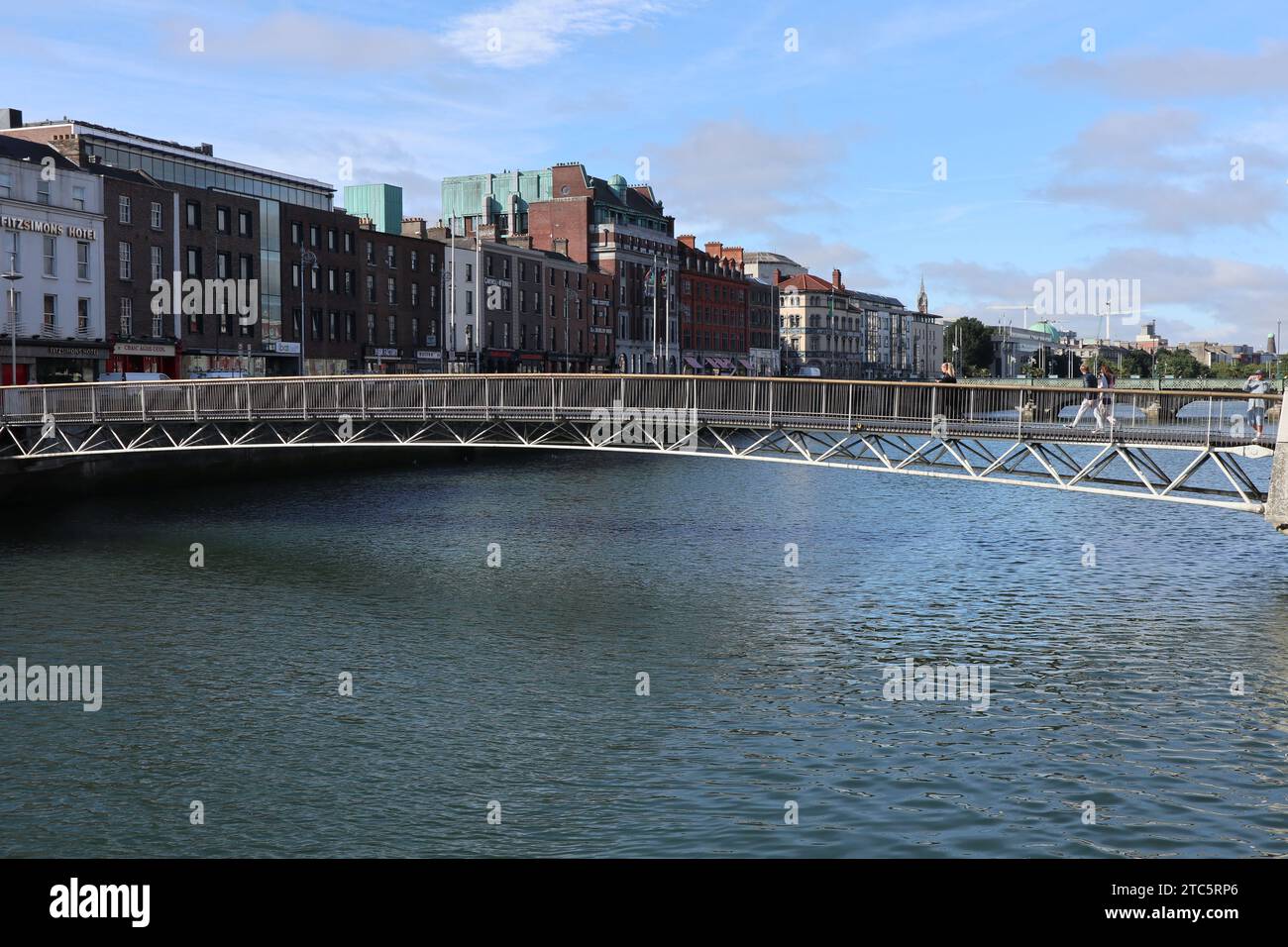 Dublino - Ponte pedonale Millennium Bridge sul fiume Liffey Banque D'Images