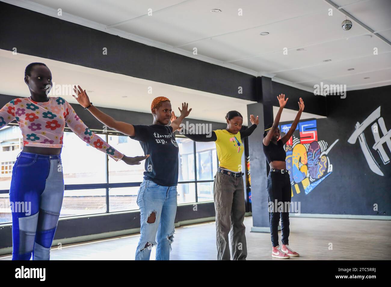 Nairobi, Kenya. 14 novembre 2023. Les mannequins travaillent sur les