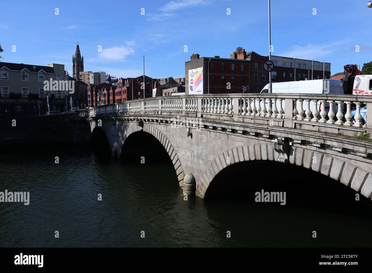 Dublino - Ponte ottocentesco Père Mathew sul fiume Liffey Banque D'Images