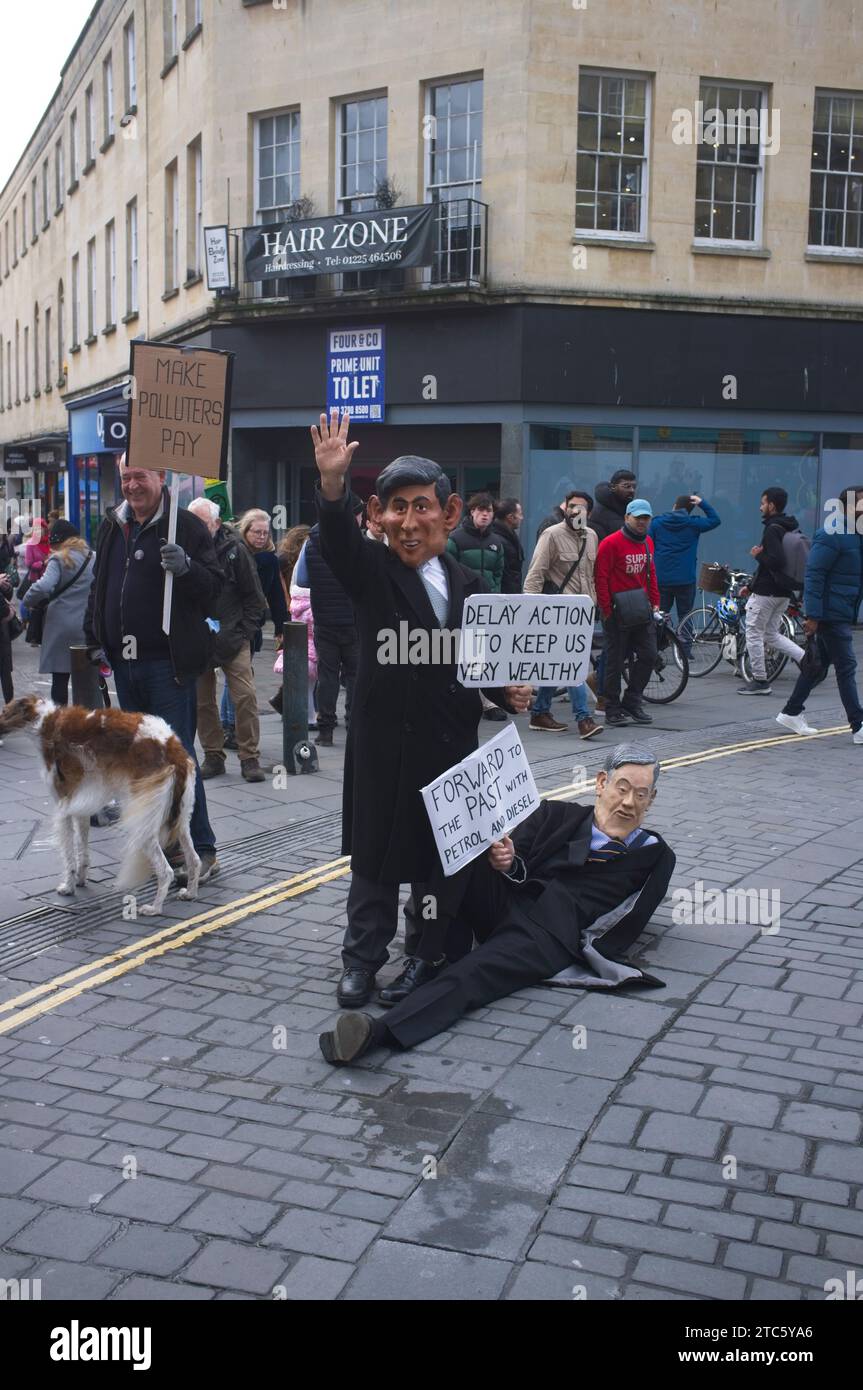 Des manifestants écologistes habillés en Rishi Sunak et Jacob Rees Mogg manifestent dans le centre-ville de Bath Banque D'Images