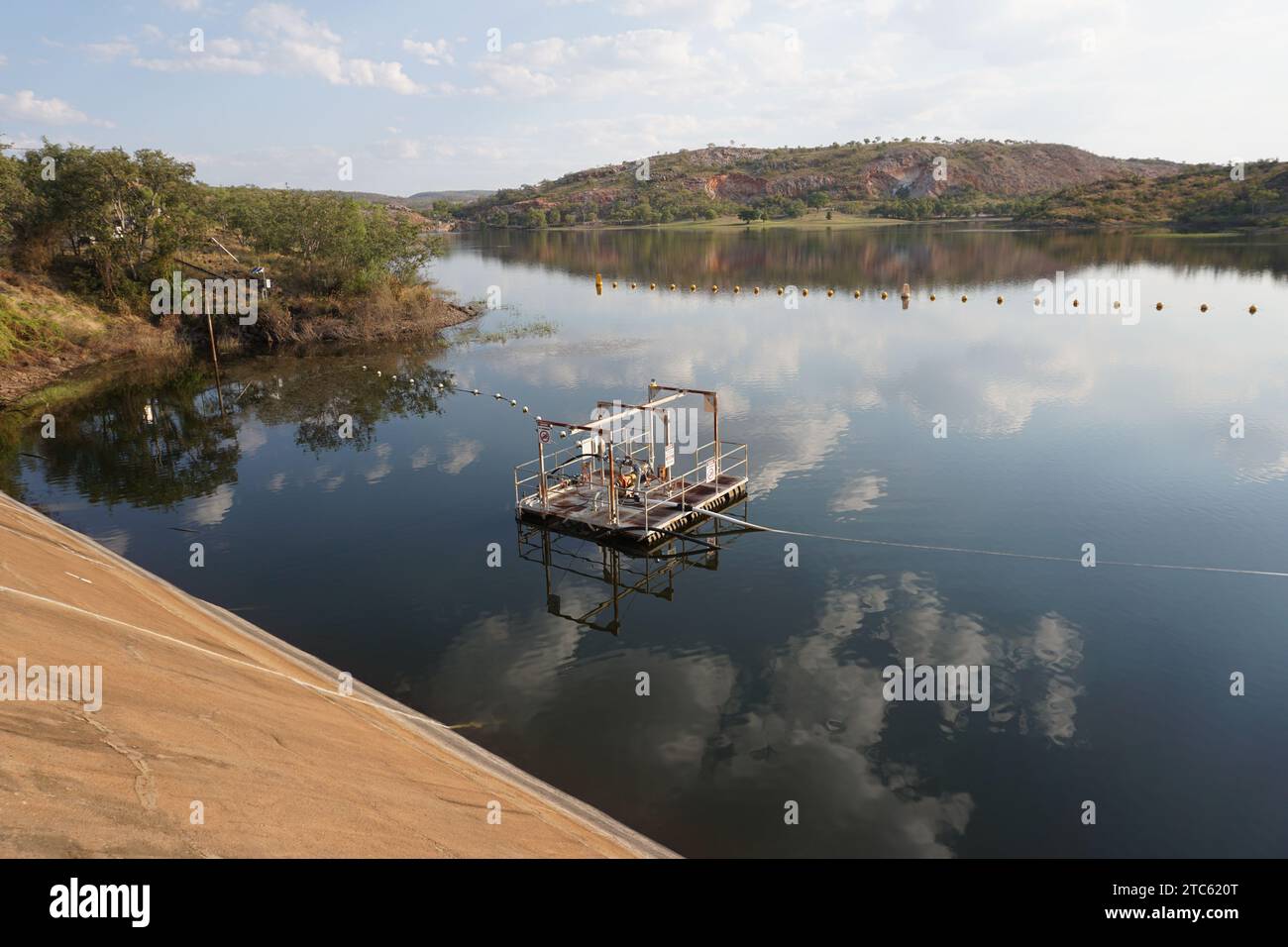 Station de pompage d'eau flottante quai au barrage du lac Moondarra, Mt ISA, Queensland, Australie Banque D'Images
