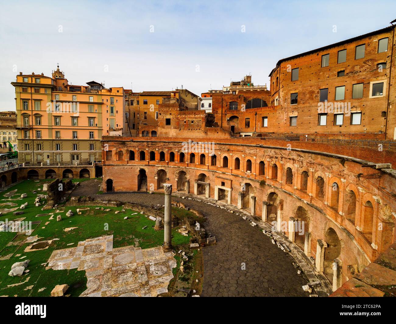 Grand hémicycle et ruines du Forum de Trajan dans le marché de Trajan - Museo dei Fori Imperiali - Rome, Italie Banque D'Images