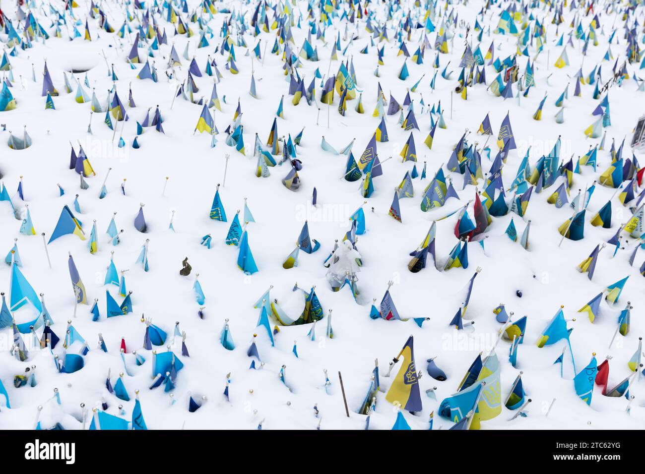 De nombreux drapeaux ukrainiens sont vus dans la neige, symbolisant le grand nombre de prisonniers de guerre ukrainiens Azov en captivité russe Banque D'Images