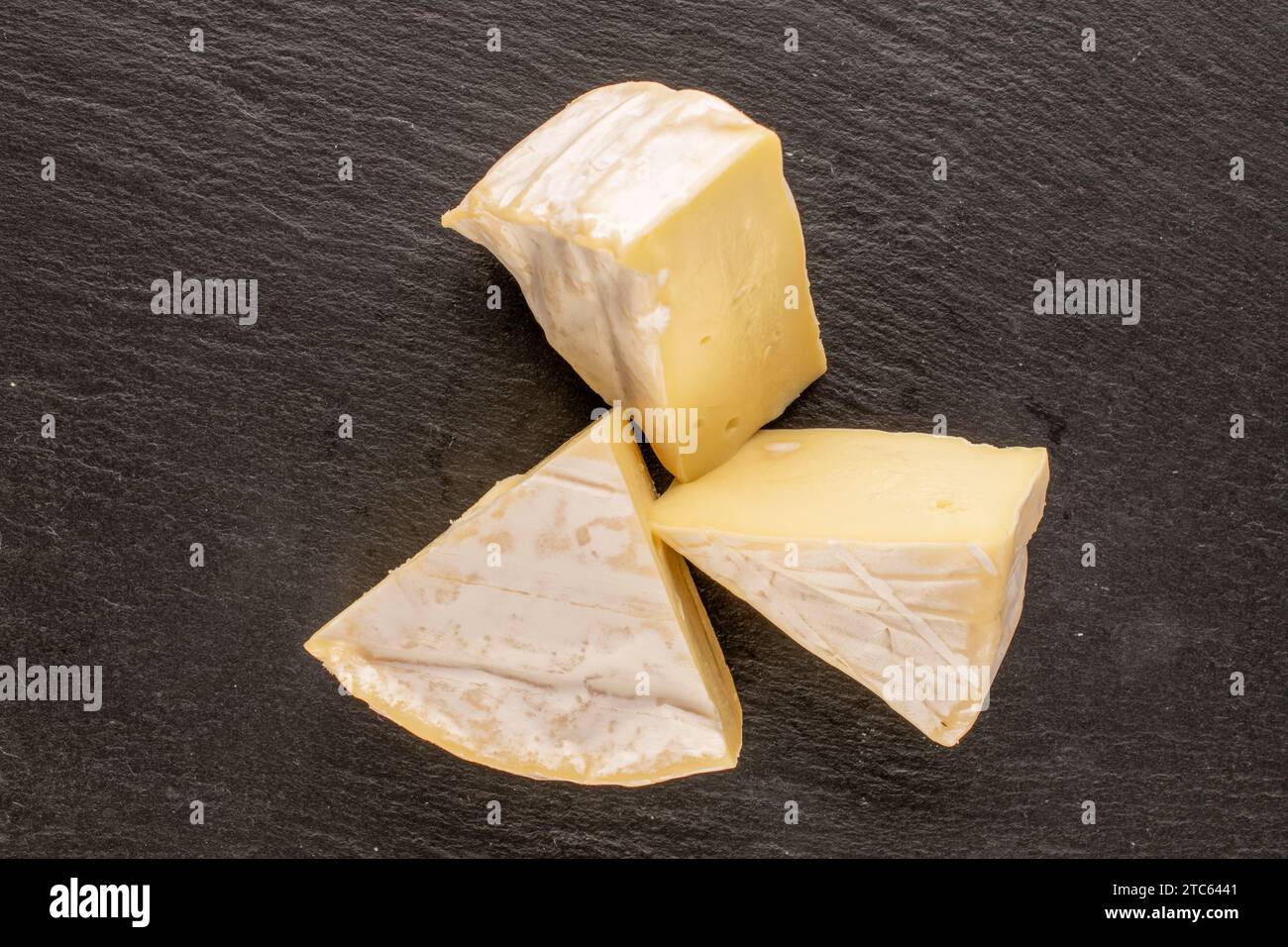 Fromage Brie parfumé sur pierre d'ardoise, macro, vue de dessus. Banque D'Images