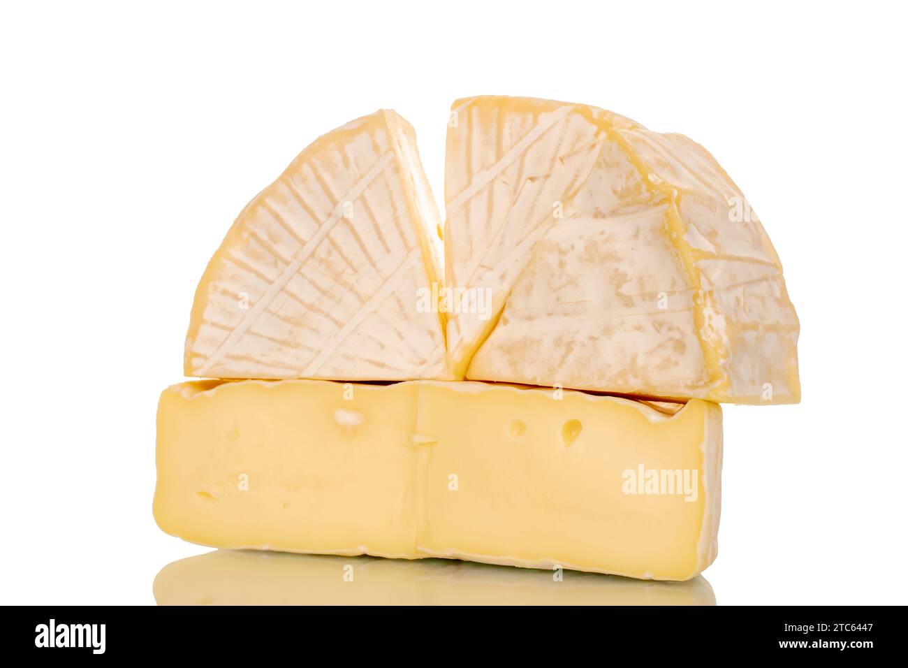 Fromage Brie parfumé, macro, isolé sur fond blanc. Banque D'Images