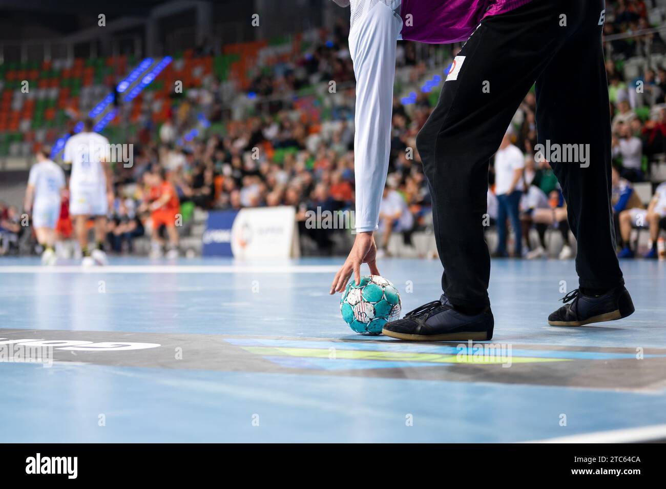 Le gardien de but de handball soulève le ballon pendant le match. Banque D'Images