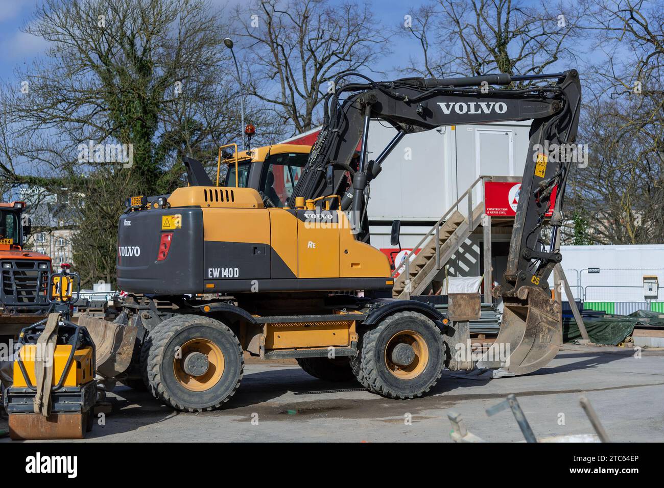 Luxembourg ville, Luxembourg - Pelle sur pneus Volvo EW 140D jaune et gris foncé sur chantier. Banque D'Images