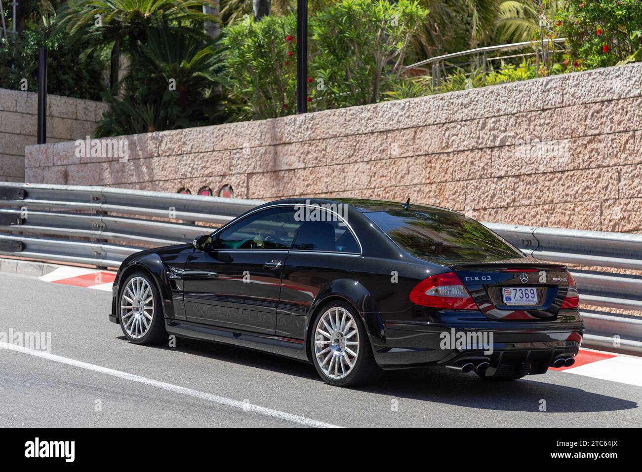 Monaco, Monaco - Noir Mercedes-Benz CLK 63 AMG Black Series conduire sur la route en épingle à cheveux Fairmont. Banque D'Images