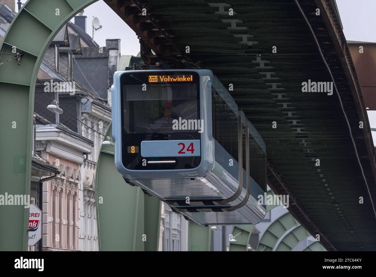 Wuppertal, Allemagne - 17 juillet 2020 : Blue Wuppertal train suspendu WSW GTW Generation 15. Banque D'Images