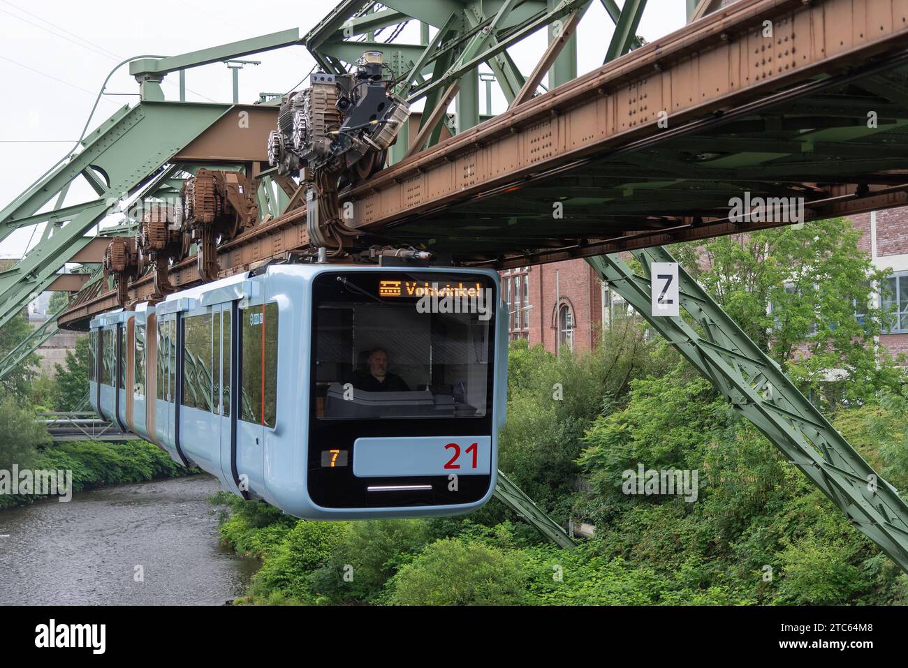 Wuppertal, Allemagne - 17 juillet 2020 : Blue Wuppertal train suspendu WSW GTW Generation 15. Banque D'Images