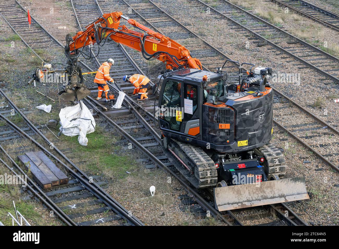 Nancy, France - Pelle sur chenilles D2R ZX135C PRR orange et grise au dépôt ferroviaire de la gare de Nancy. Banque D'Images Nancy, France - Pelle sur chenilles D2R ZX135C PRR orange et grise au dépôt ferroviaire de la gare de Nancy. Banque D'Images