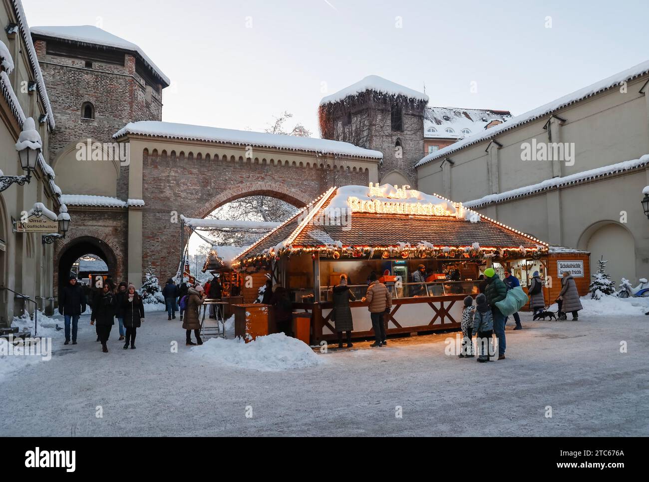 Shopping et marché de Noël stalle alimentaire dans le centre-ville à côté de Sendlinger Tor (porte de la ville) à Munich, Bavière, Allemagne, Europe Banque D'Images