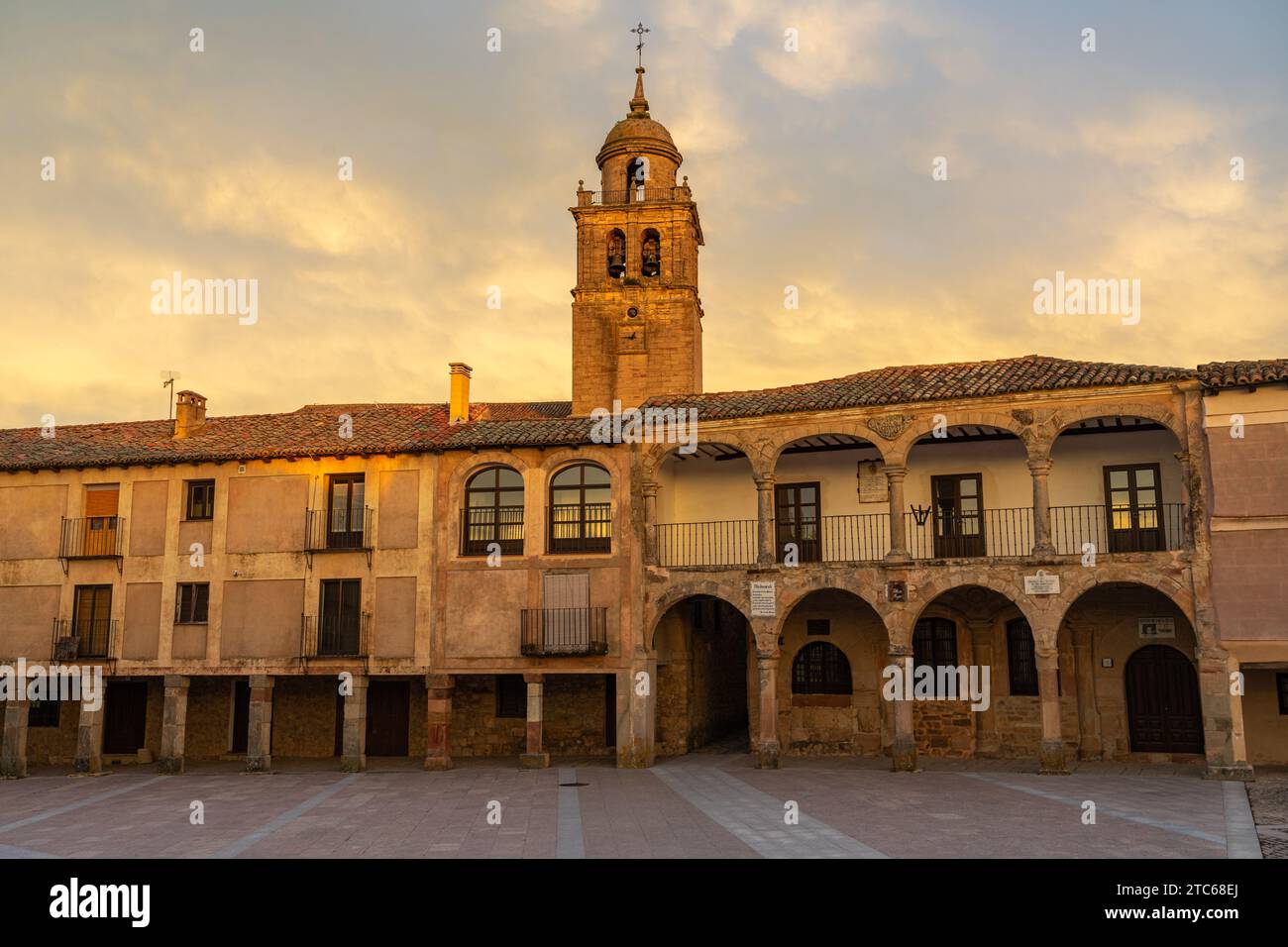 Place du maire du beau village de Medinacelli au coucher du soleil avec un ciel incroyable. Soria, Castilla y Leon, SPAI Banque D'Images