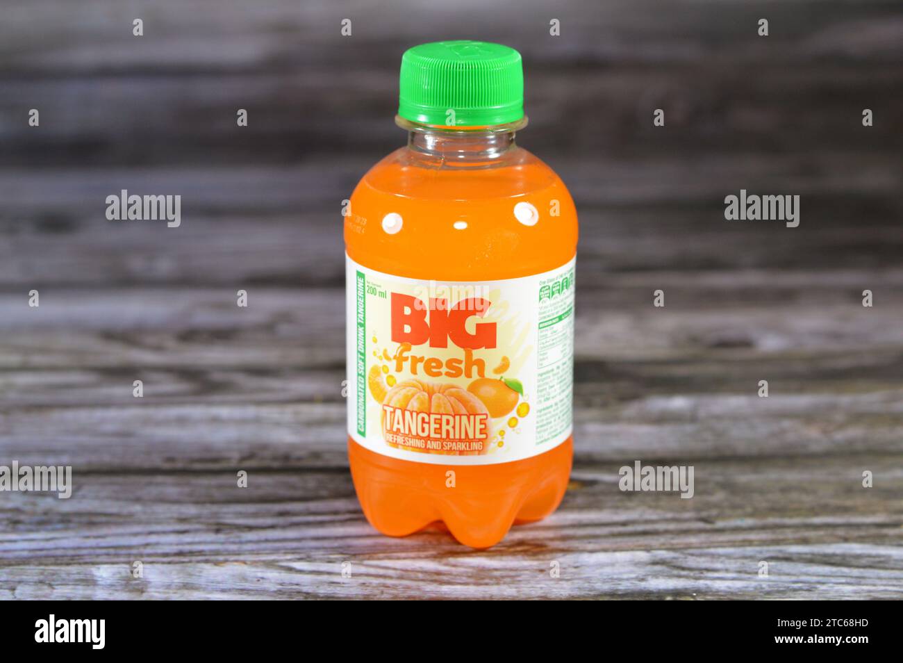 Le Caire, Égypte, décembre 3 2023 : Tangerine Big soda rafraîchissant et pétillant boisson gazeuse, boisson gazeuse avec saveur spéciale, avec saveur différente délicieuse Banque D'Images