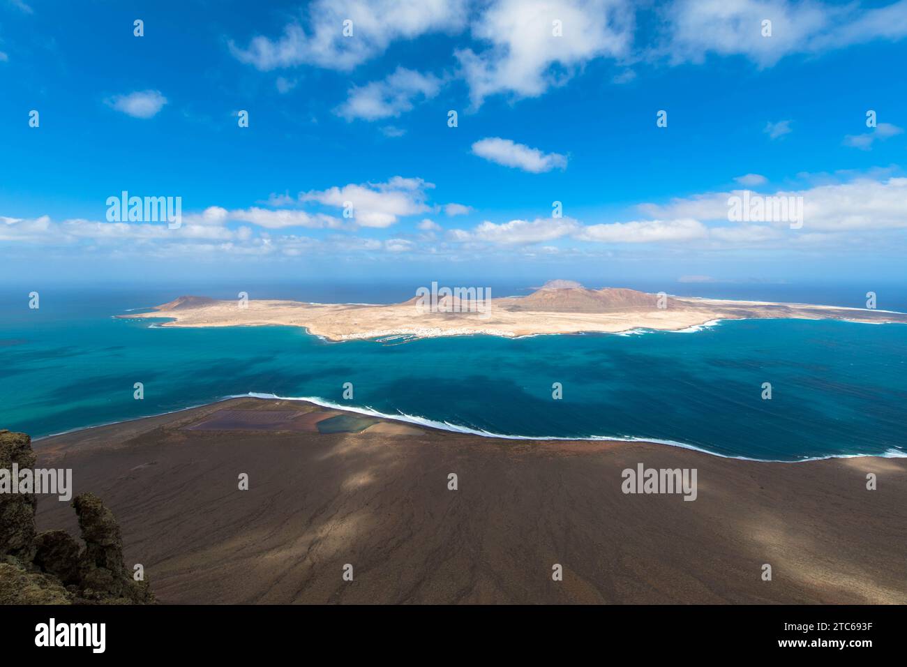 Vue sur la petite île volcanique de la Graciosa dans l'océan Atlantique. La Graciosa composée de roches volcaniques et de sables. Lanzarote, Espagne. Banque D'Images