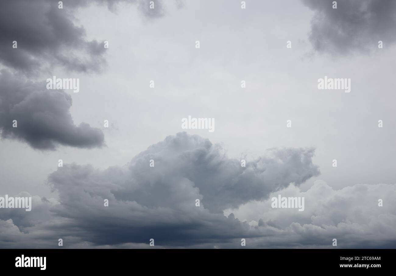 Nuages sombres dramatiques avant de pleuvoir. Beau paysage nuageux au-dessus de l'horizon, ciel Banque D'Images