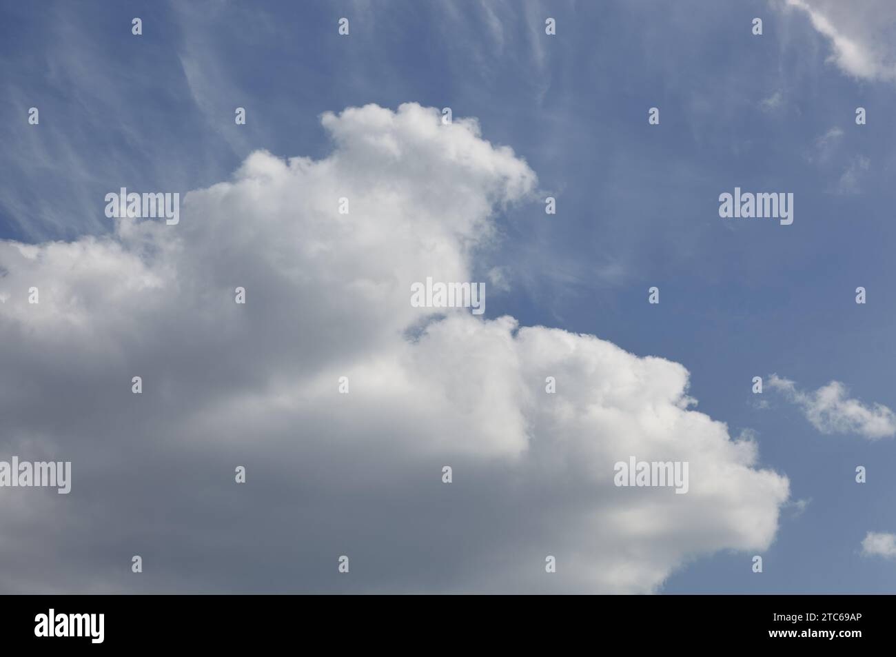 Image abstraite du ciel flou. Fond bleu ciel avec nuages cumulus Banque D'Images
