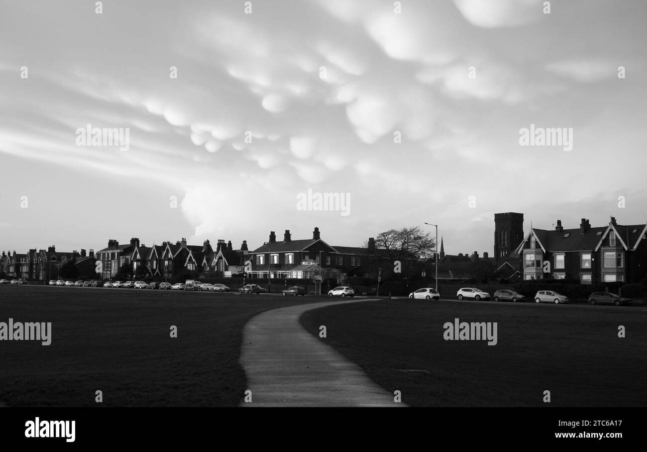 Une vue des rares nuages de mammatus au-dessus de la côte nord-ouest de l'Angleterre Banque D'Images