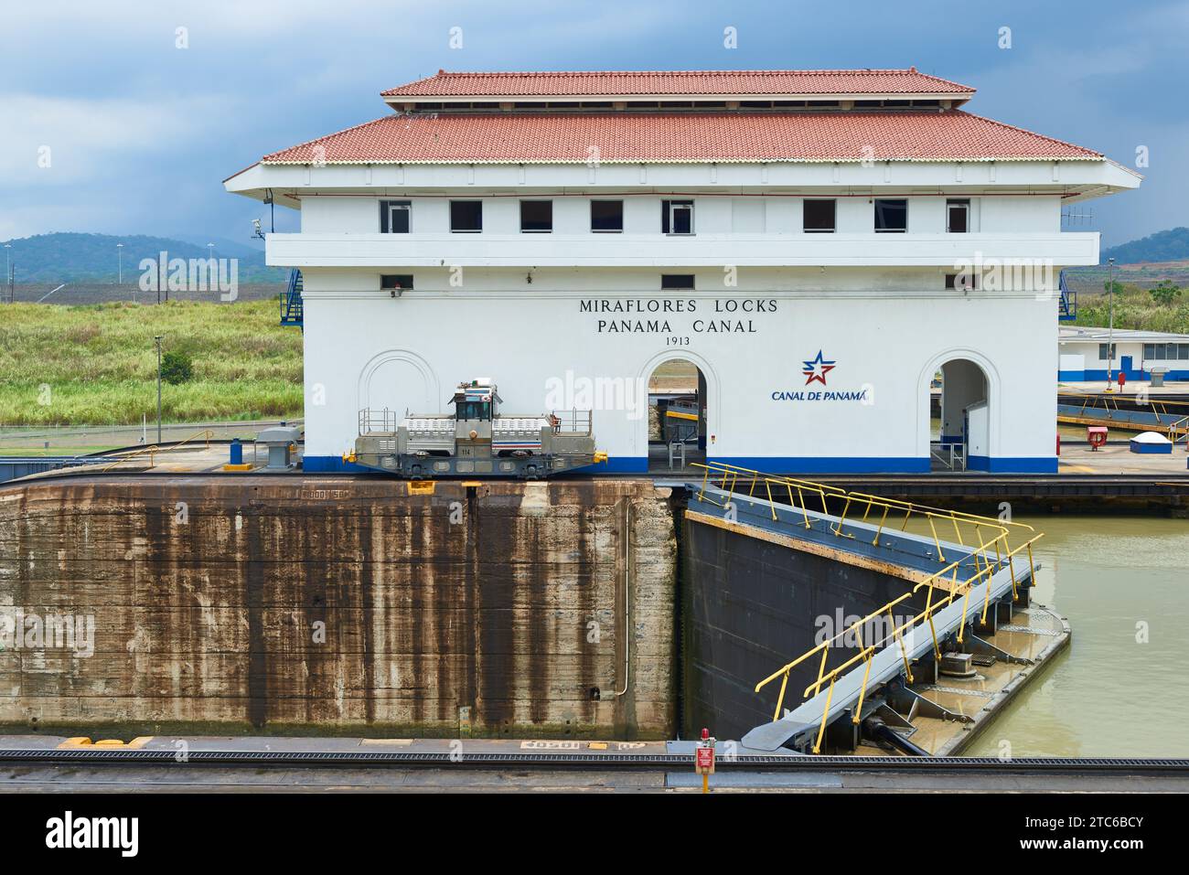 Vue sur les écluses de miraflores Visitors Center Canal de Panama, Panama City, Panama, Amérique centrale. Banque D'Images