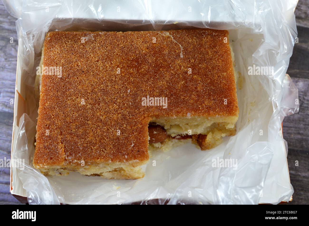 Harissa égyptienne, une variété de gâteaux à la semoule au Moyen-Orient, si décadent et sucré farci et fourré avec des noix, des amandes, des raisins secs, un grand, dense Banque D'Images