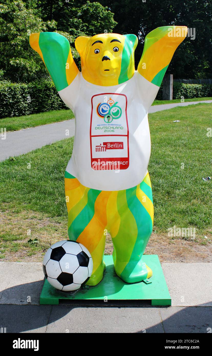 Sculptures d'ours de Berlin United Buddy sur Olympiastadion, Berlin, Allemagne Banque D'Images