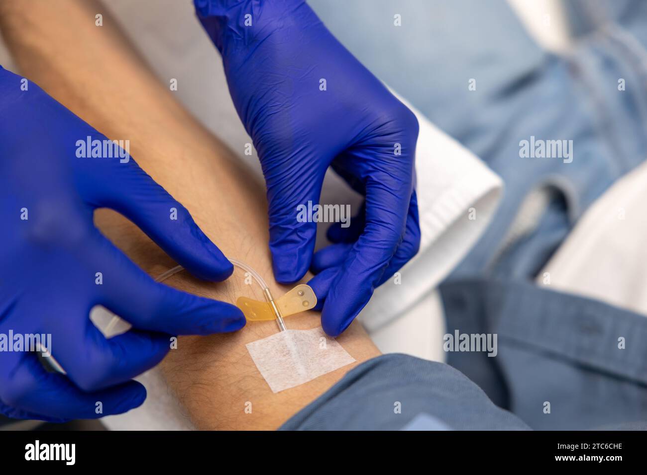 Insertion d'un cathéter dans une veine du bras d'un patient en solution