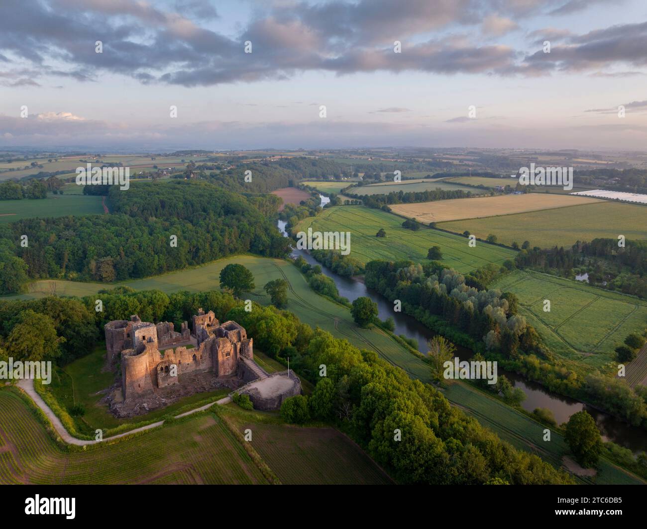 Vue aérienne du château de Goodrich à l'aube, Ross-on-Wye, Herefordshire, Angleterre. Printemps (juin) 2023. Banque D'Images