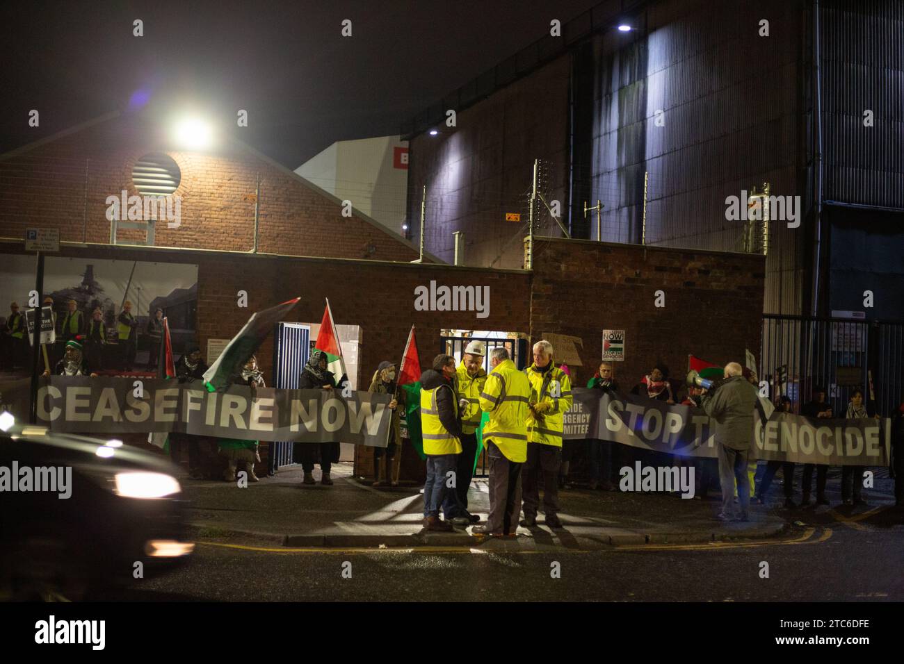 Glasgow, Royaume-Uni, 11 décembre 2023. Un rassemblement pro-palestinien se réunit devant la porte d'entrée de BAE Systems à Govan pour protester contre leur implication dans la marine britannique et l'infrastructure militaire, au moment où le génocide se déroule à Gaza, à Glasgow, en Écosse, le 11 décembre 2023. Crédit photo : Jeremy Sutton-Hibbert/ Alamy Live News. Banque D'Images