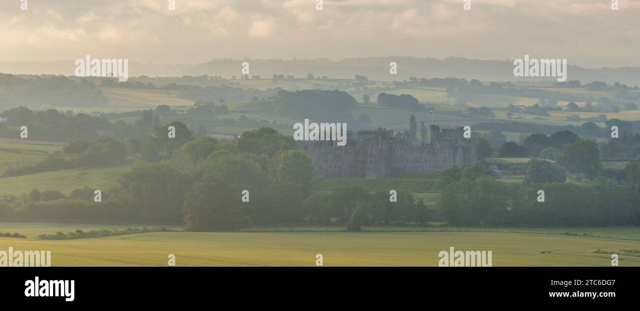 Les ruines du château de Raglan un matin brumeux, Monmouthshire, pays de Galles, Royaume-Uni. Été (juin) 2023. Banque D'Images