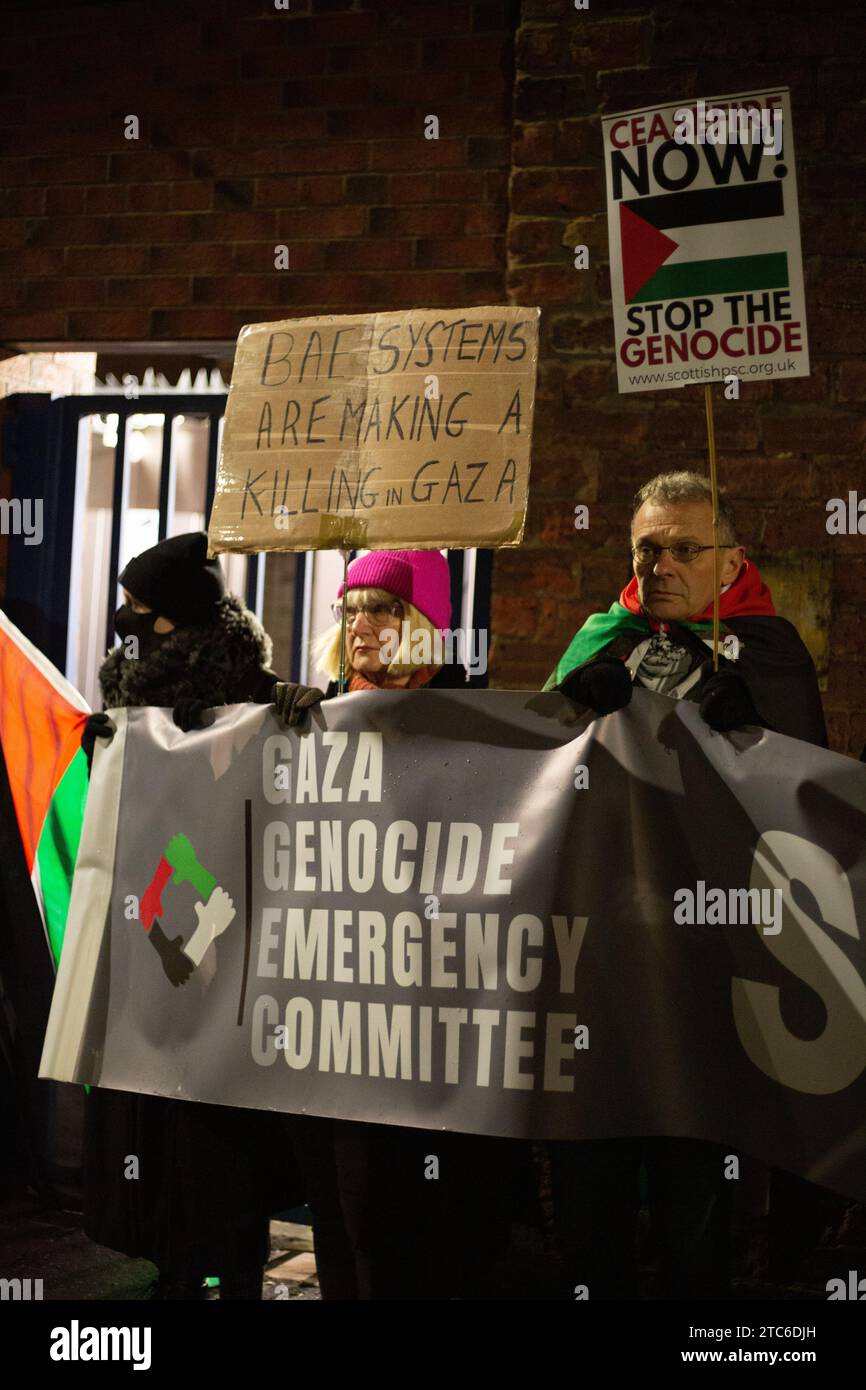 Glasgow, Royaume-Uni, 11 décembre 2023. Un rassemblement pro-palestinien se réunit devant la porte d'entrée de BAE Systems à Govan pour protester contre leur implication dans la marine britannique et l'infrastructure militaire, au moment où le génocide se déroule à Gaza, à Glasgow, en Écosse, le 11 décembre 2023. Crédit photo : Jeremy Sutton-Hibbert/ Alamy Live News. Banque D'Images