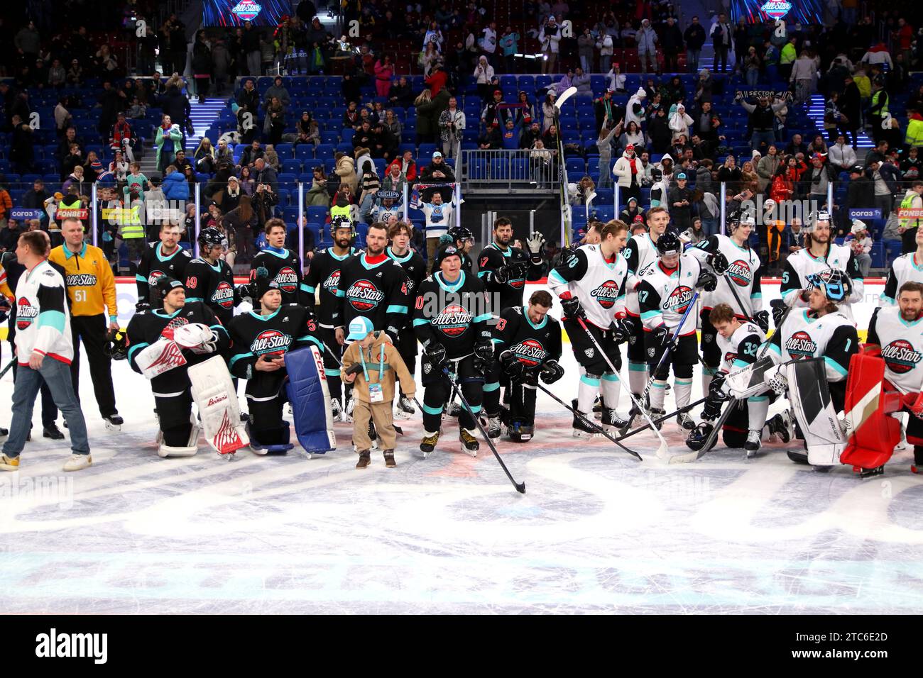 Joueurs à la cérémonie de remise des prix suivant les résultats du match des étoiles de la KHL 2023 à la SKA Arena de St. Petersburg, Russie. (Note finale ; Div Bobrova 7:8 Div Kharlamova) Banque D'Images