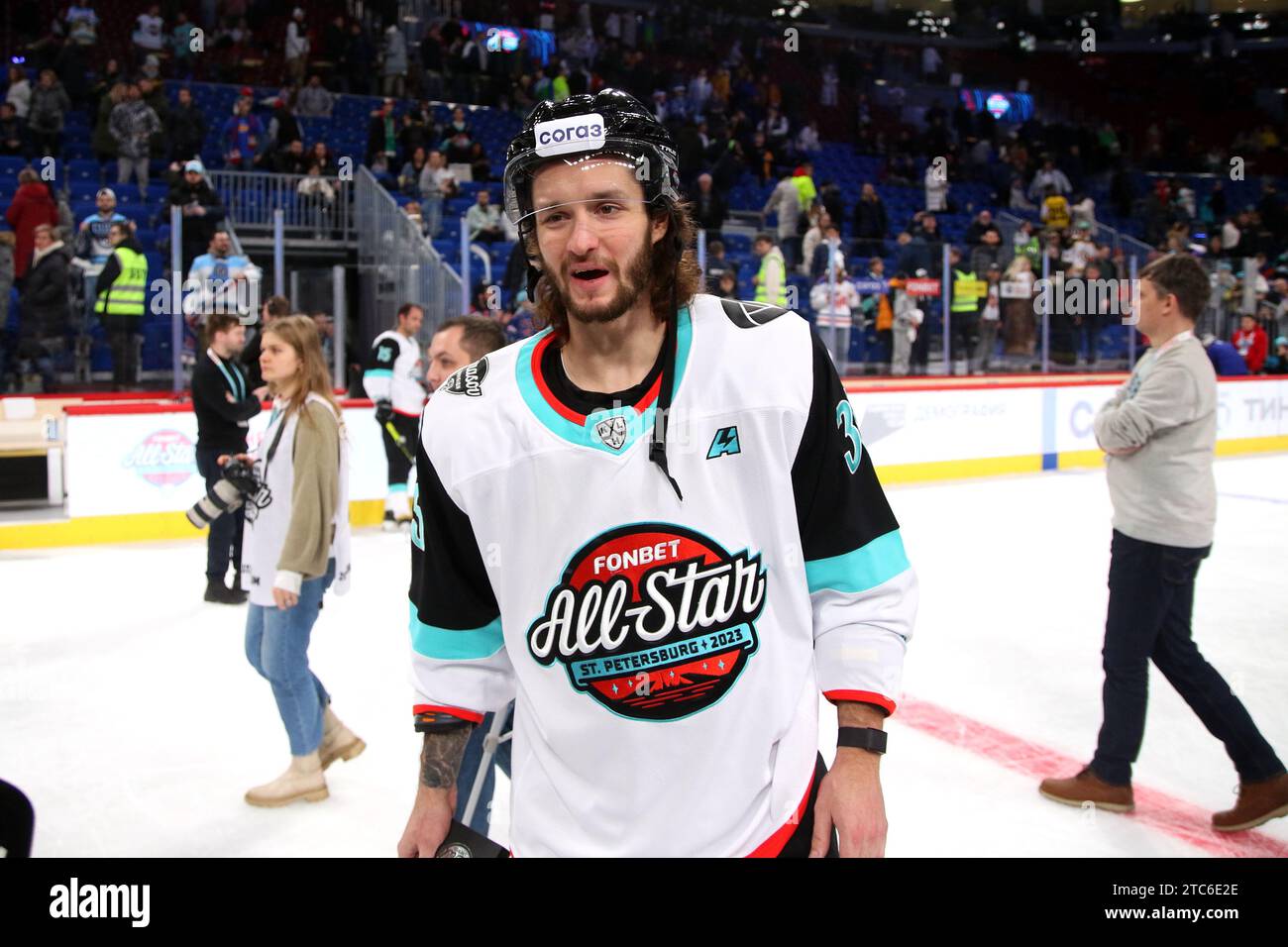 Un joueur du Nikita Korostelev (35), Div L'équipe de hockey Bobrova à la cérémonie de remise des prix à la suite des résultats du match des étoiles de la KHL 2023 à l'aréna SKA de St. Petersburg, Russie. (Note finale ; Div Bobrova 7:8 Div Kharlamova) Banque D'Images