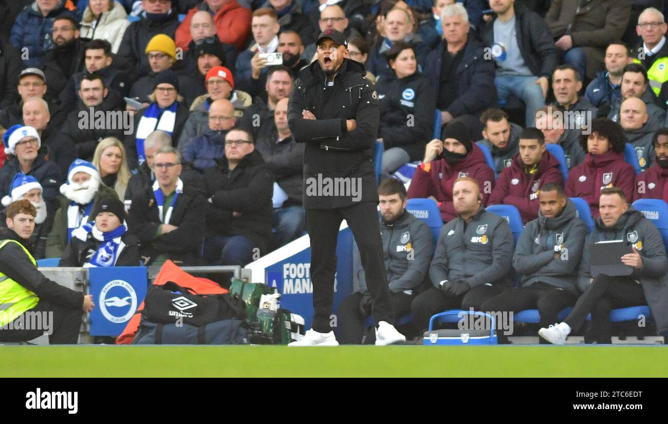 Vincent Kompany, entraîneur de Burnley, lors du match de Premier League entre Brighton et Hove Albion et Burnley à l'American Express Stadium, Brighton, Royaume-Uni - 9 décembre 2023 photo Simon Dack / Téléphoto Images à usage éditorial uniquement. Pas de merchandising. Pour les images de football des restrictions FA et Premier League s'appliquent inc. Aucune utilisation Internet/mobile sans licence FAPL - pour plus de détails contacter football Dataco Banque D'Images