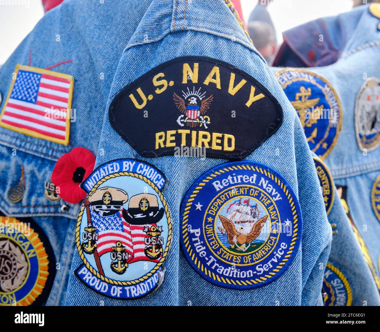 Badges d'épaule de Jeans veste de US Navy Veteran avec collection de badges Naval cousus sur Banque D'Images