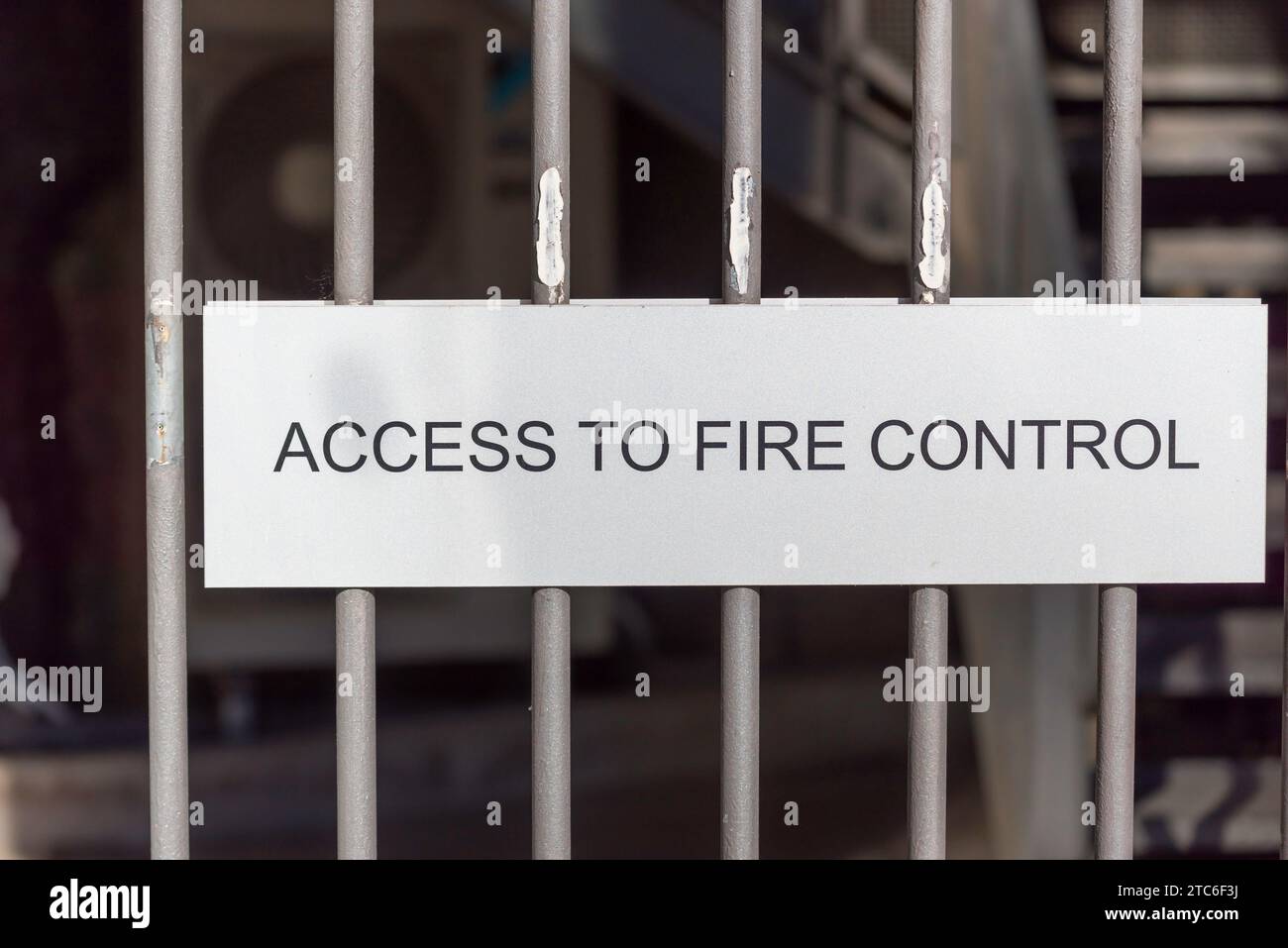 Accès au panneau de contrôle incendie sur une porte ou un portail grillagé en acier au rez-de-chaussée inférieur d'un immeuble à Sydney, en Australie Banque D'Images