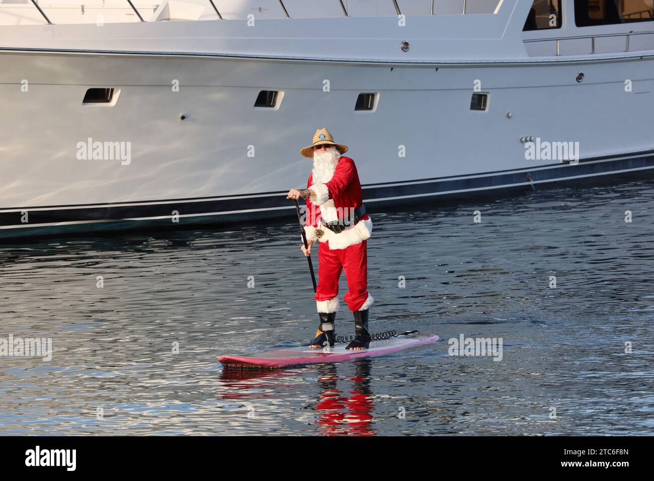 Santa Barbara, Californie, États-Unis 10 décembre 2023. Le Père Noël sur un Paddle Board devant un yacht, lors du DÉFILÉ DE LUMIÈRES KAYAK & SUP qui a eu lieu au port de Santa Barbara le 10 décembre 2023. (Image de crédit : © Amy Katz/ZUMA Press Wire) USAGE ÉDITORIAL SEULEMENT! Non destiné à UN USAGE commercial ! Crédit : ZUMA Press, Inc./Alamy Live News Banque D'Images